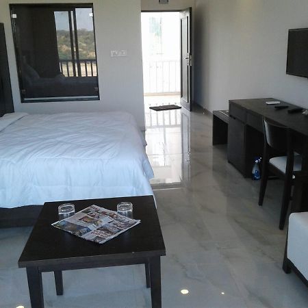 The Meera Hotel Derol Bagian luar foto