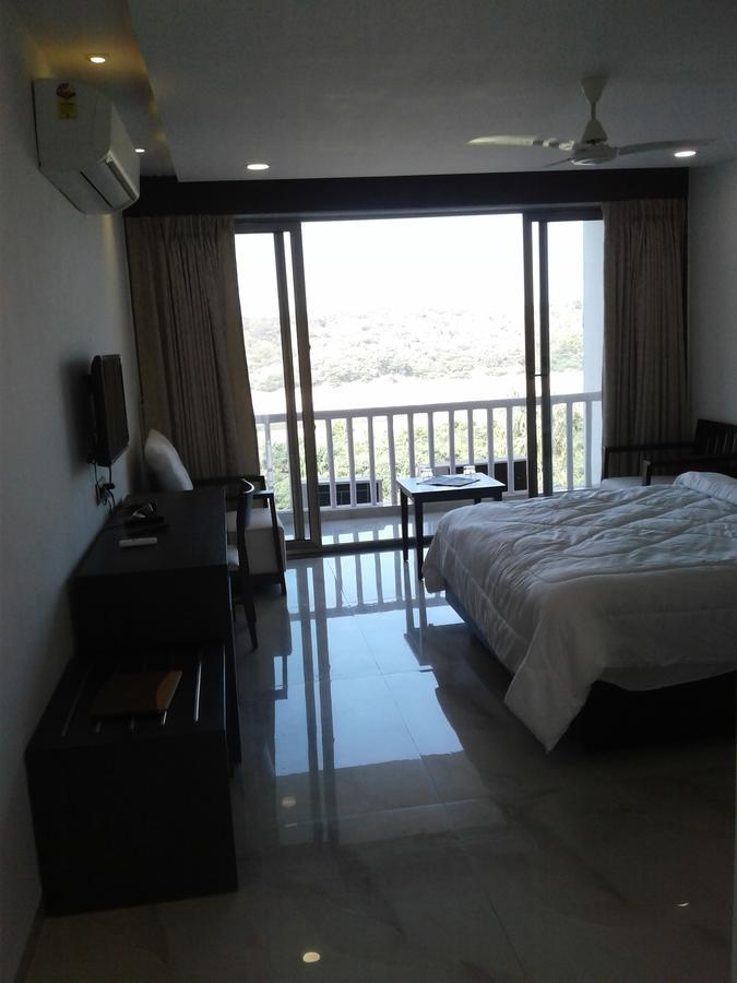 The Meera Hotel Derol Bagian luar foto