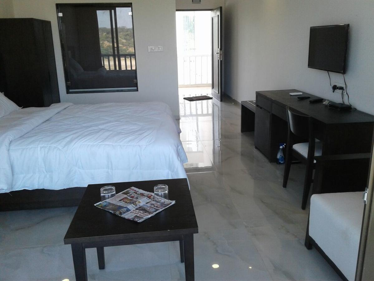 The Meera Hotel Derol Bagian luar foto