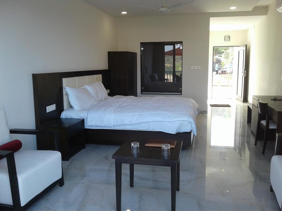 The Meera Hotel Derol Bagian luar foto