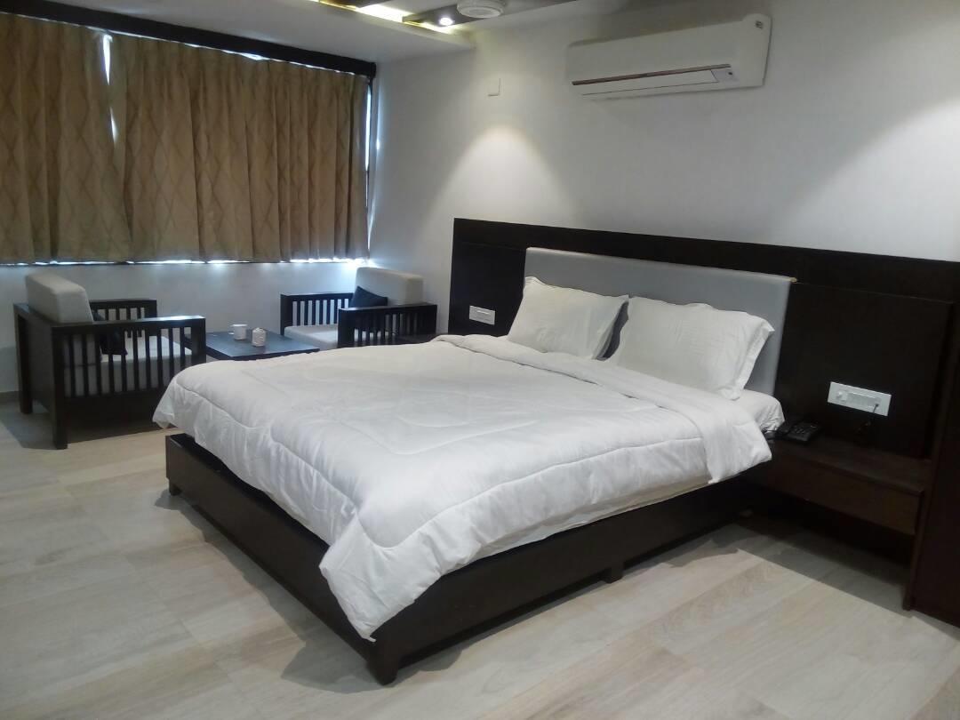 The Meera Hotel Derol Bagian luar foto