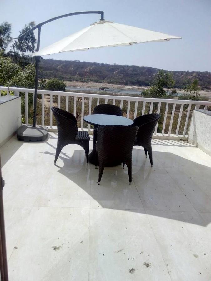 The Meera Hotel Derol Bagian luar foto