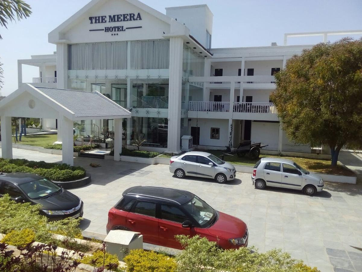 The Meera Hotel Derol Bagian luar foto